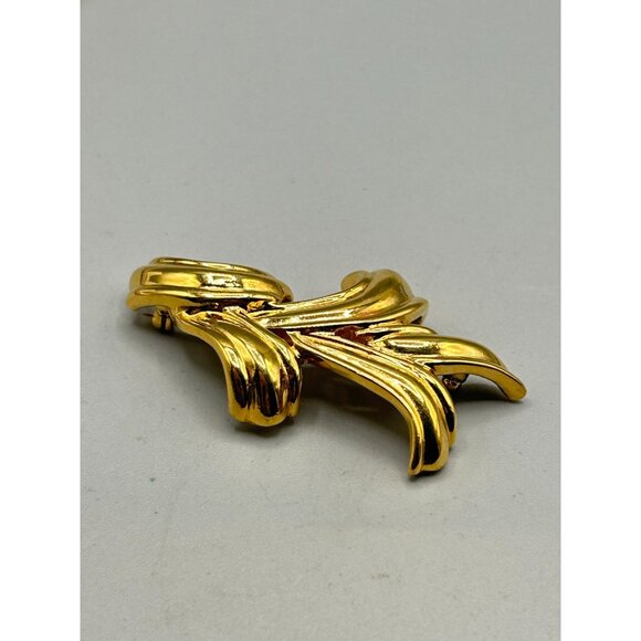 Vintage Monet Abstract Free Form Leaf Pin Brooch Shiny Gold Tone 80s 90s Pin - Picture 4 of 7
